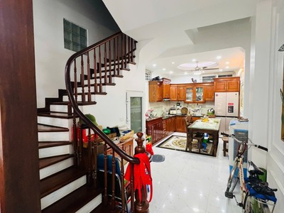 Bán nhà hoàng quốc việt dt 40/45m, 6 tầng, 20m ra ô tô giá 13.2 tỷ 0