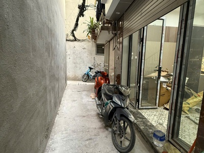 Chính chủ bán nhà trung tâm đống đa 5 tầng 3 ngủ giá 5.x tỷ ngõ rộng 0