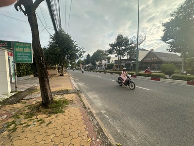 Bán nhà mặt tiền thống nhất, tân an, lagi giá siêu ngộp 1