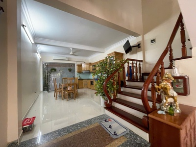 Cho thuê nhà khu phân lô Văn Cao, 3 ngủ khép kín 90m2 . 0