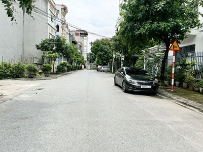 Chính chủ bán 85,1m2 nhà 3 tầng khu đấu giá S3 Việt Hưng. Nhà mới xây về ở được luôn 4