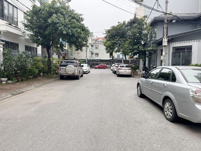 Chính chủ bán 85,1m2 nhà 3 tầng khu đấu giá S3 Việt Hưng. Nhà mới xây về ở được luôn 5