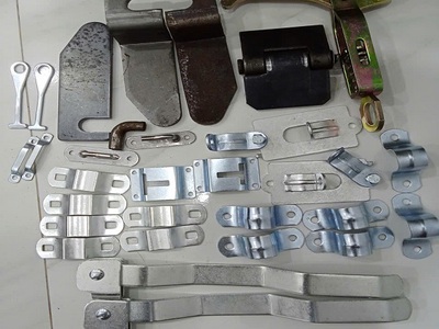 Nên chọn bộ khoá thùng xe tải ở đâu 2