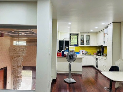 Chủ nhà chuyển đi nước ngoài sống với con , cần bán gấp căn nhà 4 tầng 2