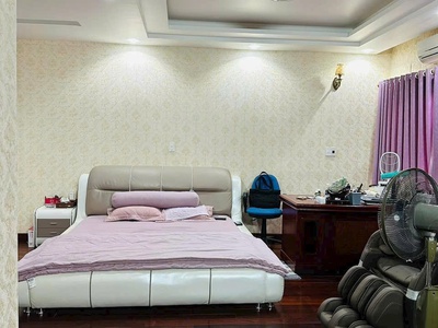 Chủ nhà chuyển đi nước ngoài sống với con , cần bán gấp căn nhà 4 tầng 3