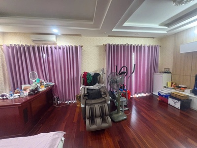 Chủ nhà chuyển đi nước ngoài sống với con , cần bán gấp căn nhà 4 tầng 4