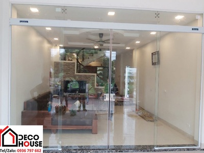 10 mẫu cửa kính cường lực phòng khách liền sân vườn cực sang trọng 0