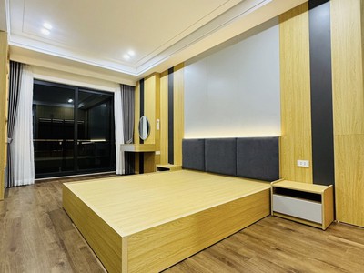 Hiếm phân khúc nhỉnh 10 tỷ phố sài đồng 38m2 7 tầngthang máy, ô tô tránh 2