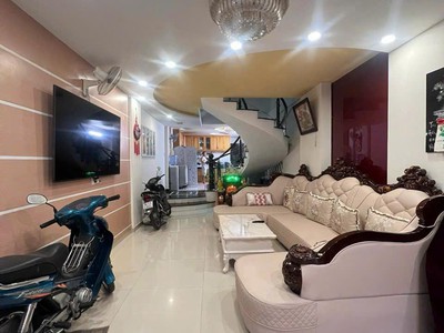 xe hơi đậu cửa nguyễn thị tần p2q8 / 4,2m x 26m 106,2m2 đất 0