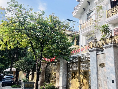 BÁN BIỆT THỰ 205m CẦU GIẤY - 2 Mặt Thoáng - Thang Máy - Ở Chuẩn Sang Tại Làng Quốc Tế Thăng Long 2