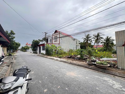 Lô 250m ngang 10m chia 2 lô đẹp đường 11m tổ 12 hòa nghĩa giá hiếm 18,x triệu/m zalo 2