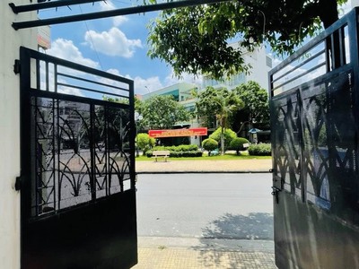 Nhà đẹp 3 tầng mặt tiền đường lớn 30m khu vip tân phú 72m ngang 4.5 1