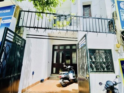 Nhà đẹp 3 tầng mặt tiền đường lớn 30m khu vip tân phú 72m ngang 4.5 0