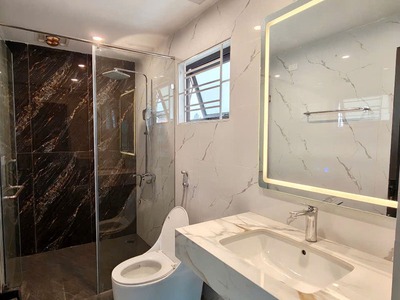 Cần bán căn góc 40m2 nhà 6 tầng, thang máy, ngõ 63/59 Đường Cổ Linh. Cách 200m ra hồ Ben 2