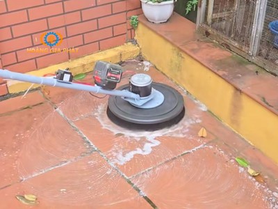 Máy vệ sinh pin năng lượng mặt trời 24V chạy pin   Chính hãng - Giá tốt 2