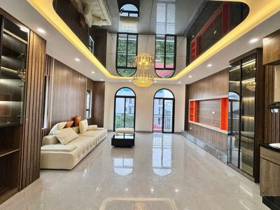 Siêu phẩm lô góc ô tô tranh nhau thang máy cổ nhuế 1