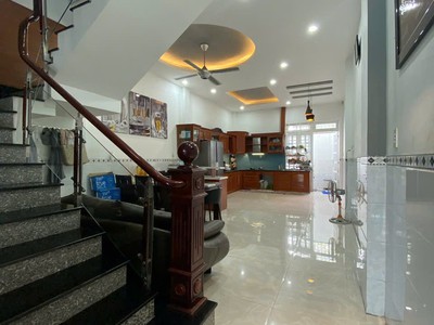 Bán nhà đường quốc lộ 13 ô tô vào nhà 105m2 ngang 4,5 nở hậu ngay vạn phúc city chỉ nhỉnh 8 tỷ 1