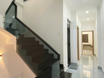 Bán nhà 3 tầng mặt tiền Hải Châu. Đà Nẵng. Ngay gần sông Hàn. Trục kết nối chính. 8