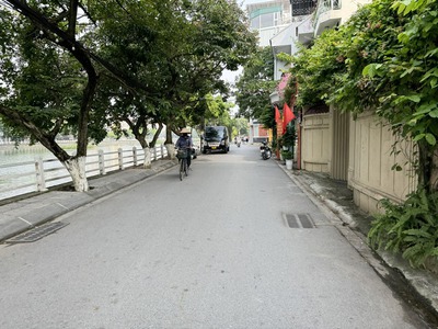 Cần bán 44,9m2 nhà 4 tầng mặt hồ Bồ Đề. View hồ đẹp, vừa ở vừa kinh doanh buôn bán 1