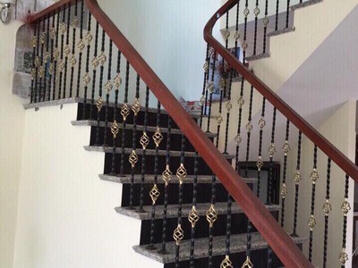 Cầu thang sắt nghệ thuật điểm nhấn cho không gian sống 1