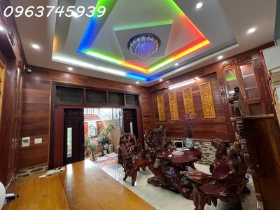 Nhà nội thất gỗ cao cấp, 114m2, 3 tầng, 8.25 tỷ, hiệp bình phước 2