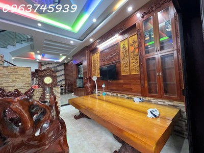 Nhà nội thất gỗ cao cấp, 114m2, 3 tầng, 8.25 tỷ, hiệp bình phước 3