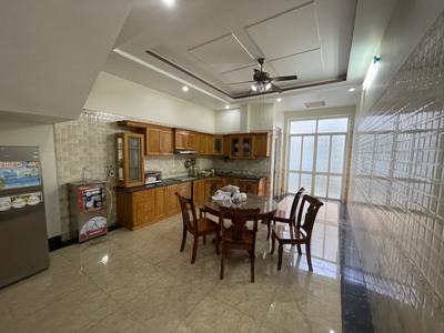 Cho thuê nguyên căn sân cổng 110m2 Văn Cao, 4 p.ngủ. 8