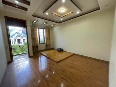 Cho thuê nguyên căn sân cổng 110m2 Văn Cao, 4 p.ngủ. 4