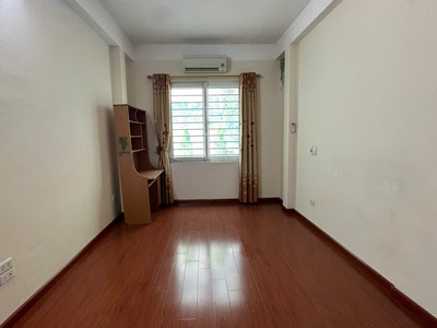 Cần bán nhà vị trí đẹp phố hồng tiến, quận long biên. khu vực trung tâm, dân trí cao, tiện ích đầy 0