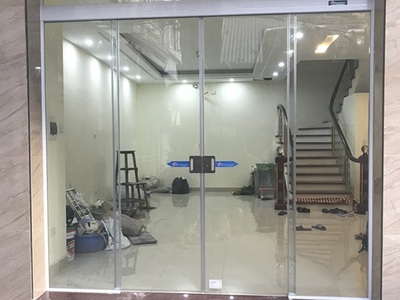 Cửa kính mặt tiền khung nhôm hay khung sắt: chọn loại nào bền và đẹp 0