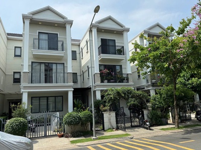 Bán nhà phố liền kề trệt 3 lầu giá cực tốt - khu compound bảo vệ 2424 full nội thất. 0