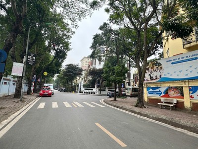 Bán biệt thự mỹ đình 200m2 hướng đông nhà đẹp mặt phố ô tô tránh vỉa hè 0