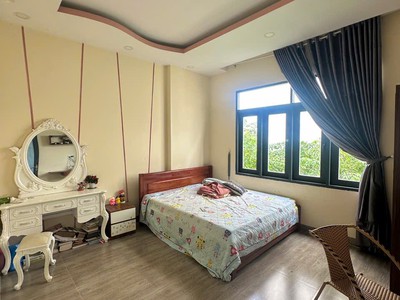 Bán nhà mê đúc 3 tầng đẹp lung linh ngang 9m ngay cầu dứa phú nông, vĩnh ngọc 3