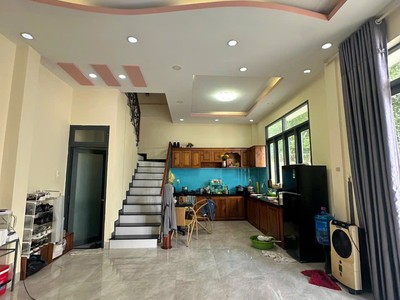 Bán nhà mê đúc 3 tầng đẹp lung linh ngang 9m ngay cầu dứa phú nông, vĩnh ngọc 1