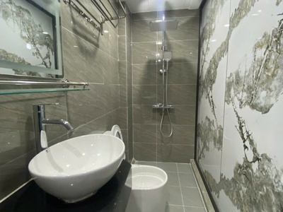 Cần cho thuê nhà làm chdv ngõ 75 giải phóng, 42m  x 6 tầng cải tạo được 9pn, 30 triệu 2