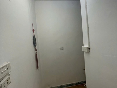 Cho thuê căn hộ tập thể tầng 5, 13 khuất duy tiến 90m , gồm 3 phòng ngủ, 2 wc 8 triệu 1