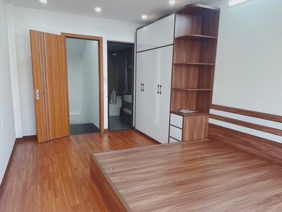 Bán nhà phúc lợi 30m    5 tầng   nhà mới   long biên 2