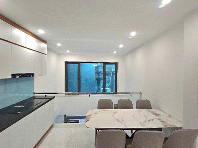 Hiếm   nhà 5 tầng nguyễn văn cừ   vài bước ra phố   ngõ ô tô đỗ   có bãi xe   mt 4m   40m    giá 2