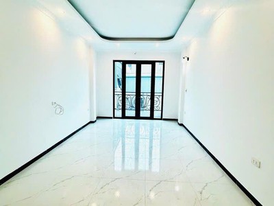 Hiếm   nhà 5 tầng nguyễn văn cừ   vài bước ra phố   ngõ ô tô đỗ   có bãi xe   mt 4m   40m    giá 0