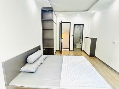 Hiếm   nhà 5 tầng nguyễn văn cừ   vài bước ra phố   ngõ ô tô đỗ   có bãi xe   mt 4m   40m    giá 1