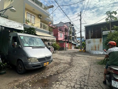 Chính chủ bán nhà nát tiện xây mới hẻm 12m - Hoà Bình Q.Tân Phú - 4m x 19,5m 1