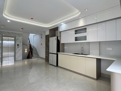 Nhà mới phố trần quốc hoàn 40m 7t nhỉnh 21 tỷ- ô tô vào nhà- thang máy-trước nhà rộng thoáng 0