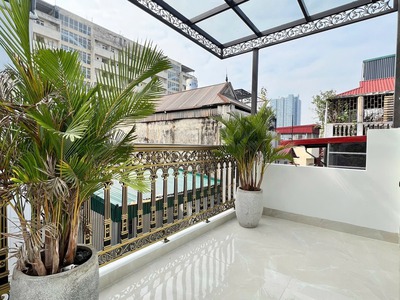 Nhà mới phố trần quốc hoàn 40m 7t nhỉnh 21 tỷ- ô tô vào nhà- thang máy-trước nhà rộng thoáng 4