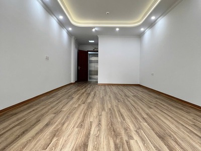 Nhà mới phố trần quốc hoàn 40m 7t nhỉnh 21 tỷ- ô tô vào nhà- thang máy-trước nhà rộng thoáng 3