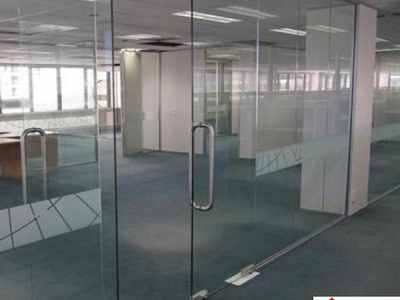 Vách ngăn cầu thang gỗ tự nhiên: đẳng cấp và ấm cúng 0