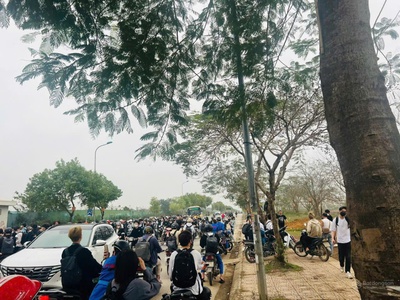 Tôi cần bán mảnh đất trục chính kinh doanh đường rộng 7m, full thổ cư sổ hồng hà nội, gần cổng đhqg 1