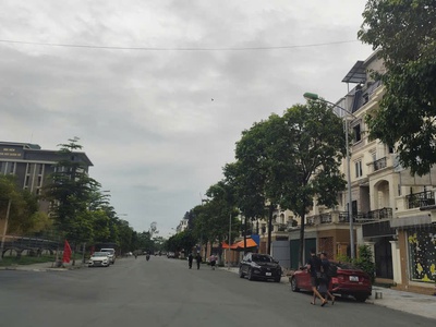 Cc cần bán lô đất vàng ,phân lô vĩa hè, ô tô đỗ ngày đêm trươc nhà . lai xá 73m kinh doanh đường 1