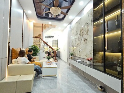 Bán nhà ngọc khánh 33m2. 4 tầng. mặt tiền 3.1m. giá 9.9 tỷ ba đình hà nội 1