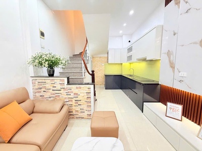 Cần nhà lạc long quân 32m, 5 tầng, full đồ, nở hậu, 30m ra oto tránh 1