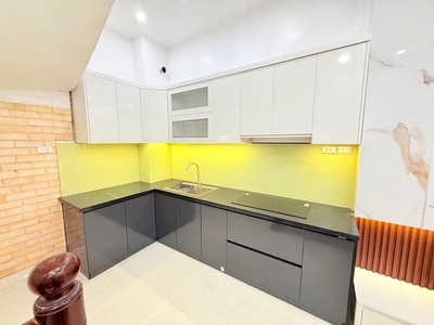 Cần nhà lạc long quân 32m, 5 tầng, full đồ, nở hậu, 30m ra oto tránh 4